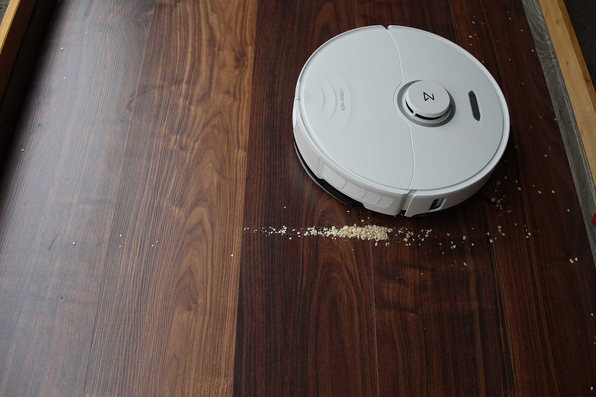 Roborock S8 Pro Ultra убирает овсянку в тесте на мощность всасывания на ламинате.